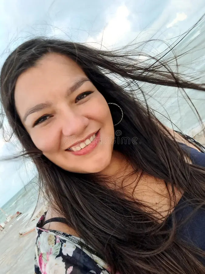 files/mujer-soltera-adulta-latina-disfruta-de-sus-vacaciones-en-la-playa-con-calma-y-relajacion-toma-un-selfie-para-compartir-las-redes-279082128.webp