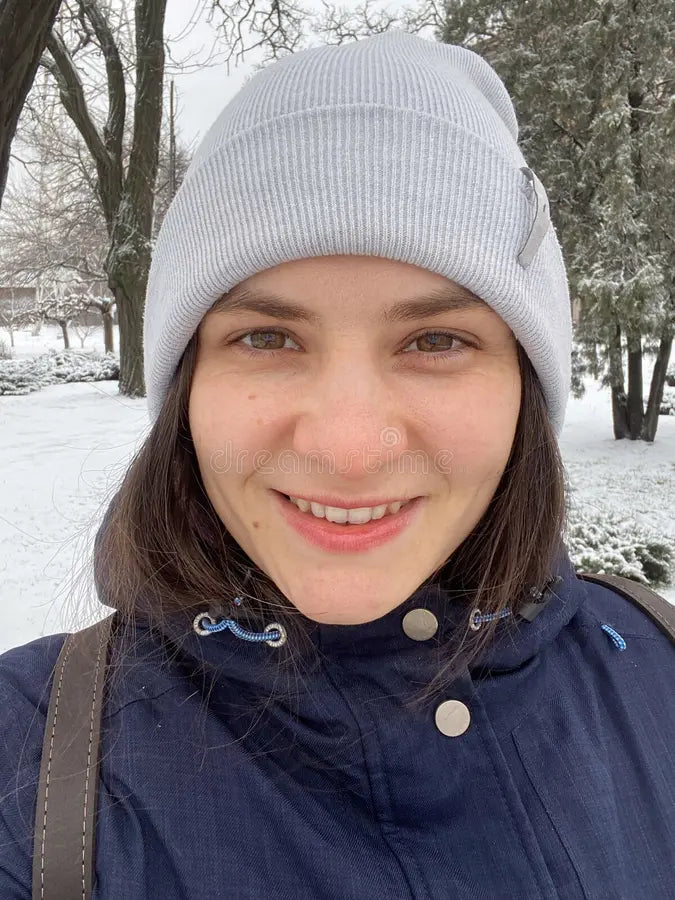 files/selfie-de-invierno-mujer-feliz-anos-en-sombrero-390829713_f7f1cb6f-dd12-4160-afbf-1ac6df58cf5a.webp