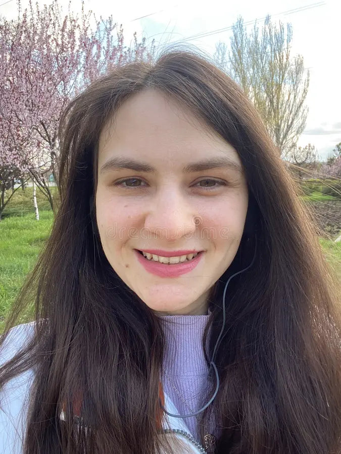 files/selfie-de-primavera-una-feliz-morena-anos-392546840.webp